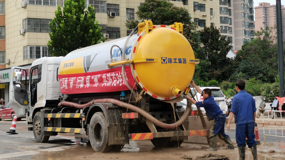 凯发k8一触即发吸污车驰援郑州特大暴雨