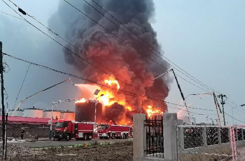 凯发k8一触即发压缩空气泡沫消防车救援广东省佛山市高明区火灾